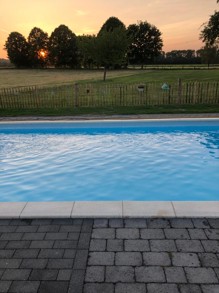 Staketenzaun mit Pool bei Sonnenuntergang